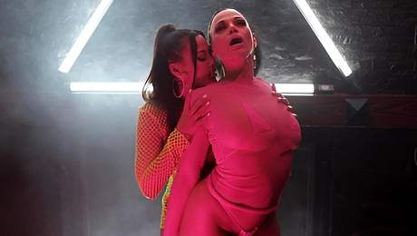 Stunning females are swapping inches of tasty dick in surreal threesome