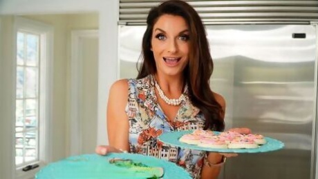 Come-hither Silvia's big tits trailer